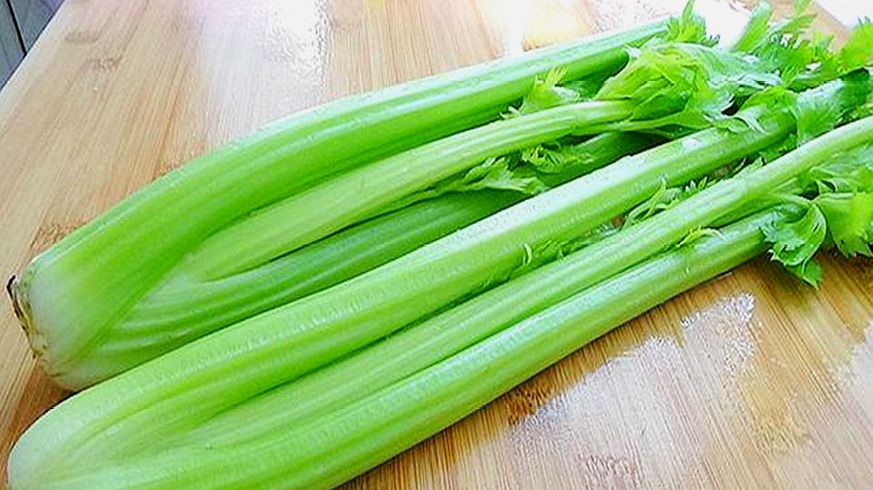 吃光敏性食物（芹菜、苋菜等） 